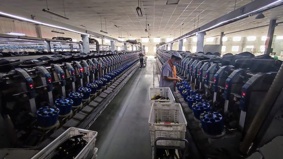 100% de polyester NE32/1 à l' anneau, fils de spatule pour tissage / tricotage, chanvre gris, doux et lisse